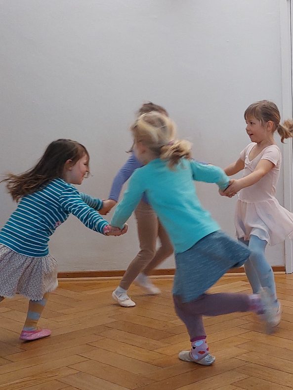 Kreativer Kindertanz Kinder tanzen im Kreis