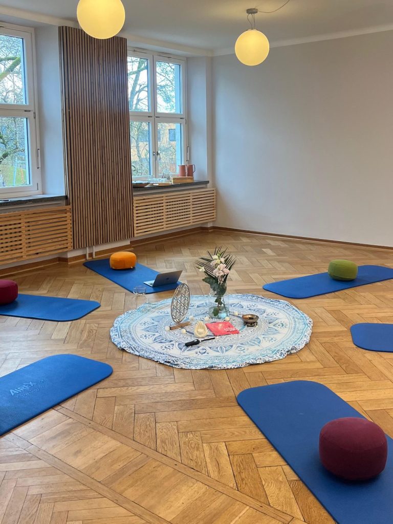 Auszeit ein Raum mit Yogamatten und angenehmem Ambiente
